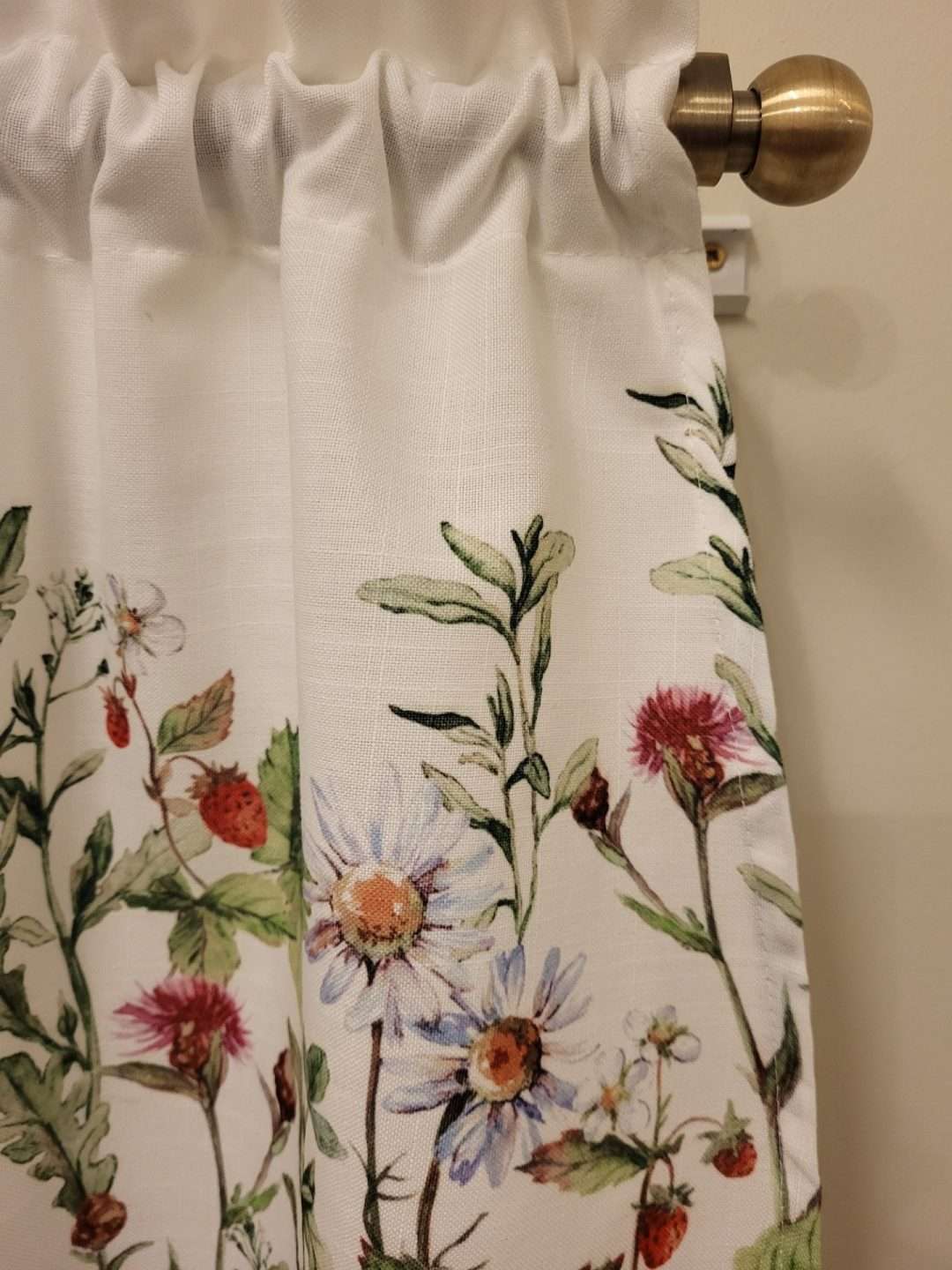 Gardinkappa Jill sommar, tyget på nära håll