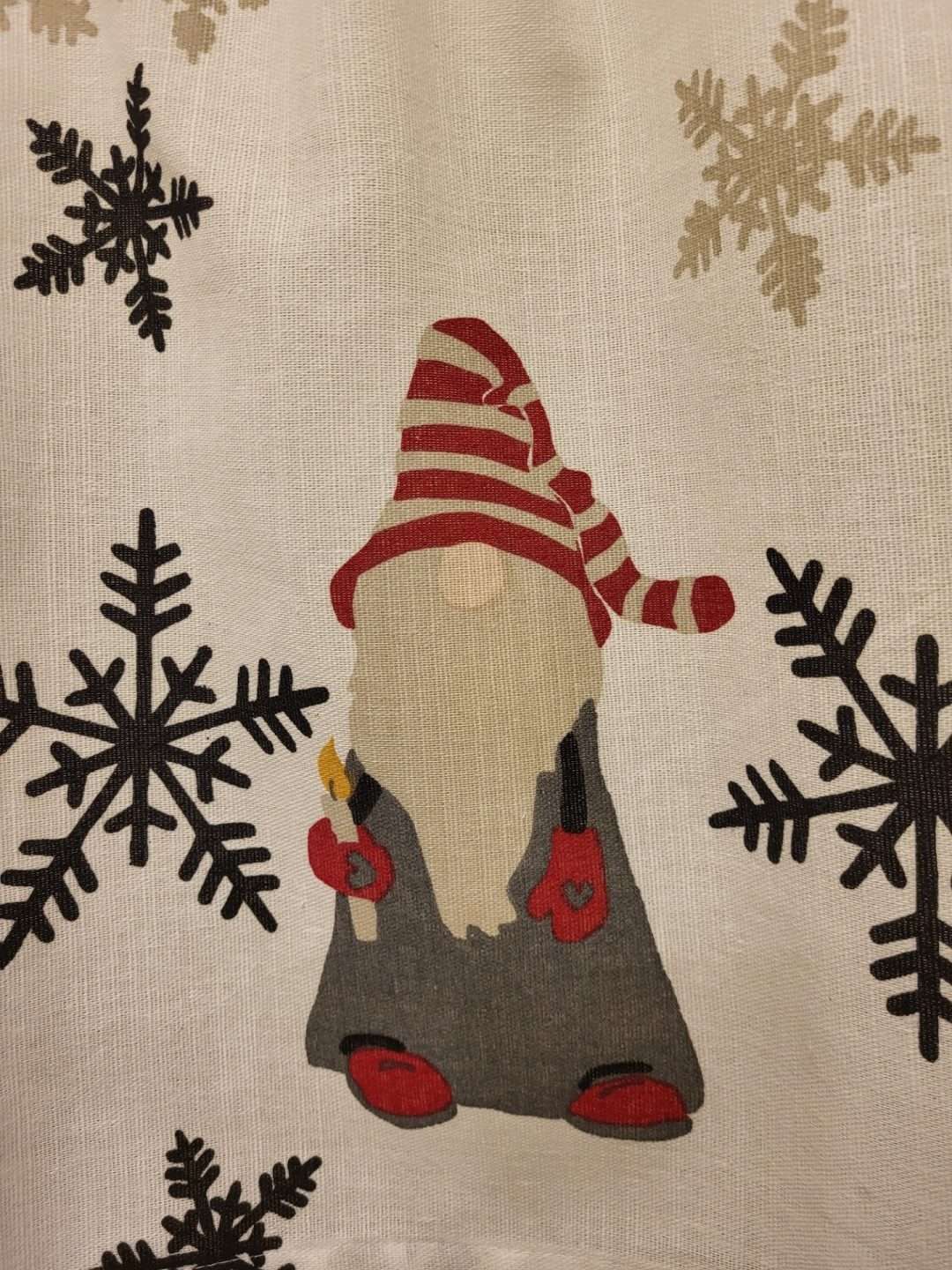 Gardinkappa Nisse, tyget på nära håll