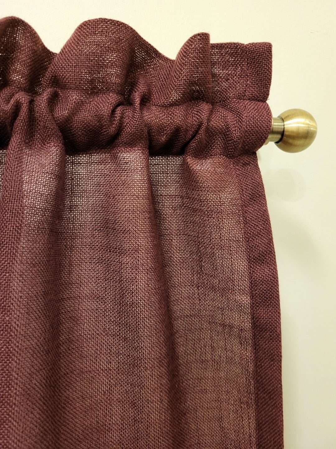 Gardinkappa Rustic lila, tyget på nära håll