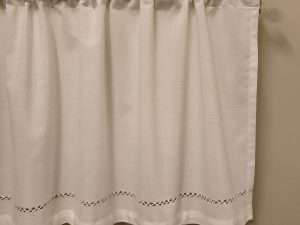 Gardinkappa Hemstitch 50 cm, vit oklar, tyget på nära håll