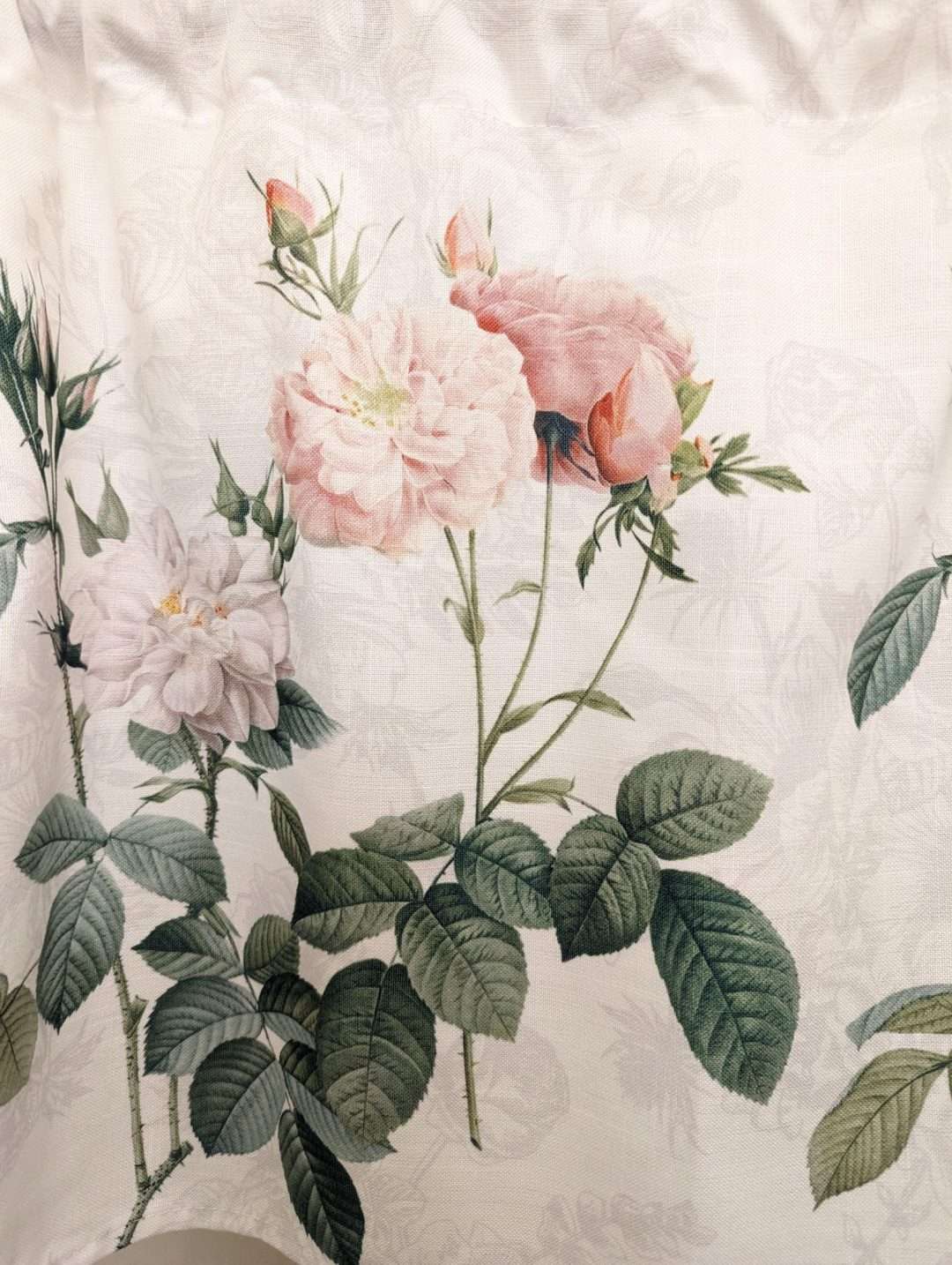 Gardinkappa Rosor Rosa-grönt på vit botten