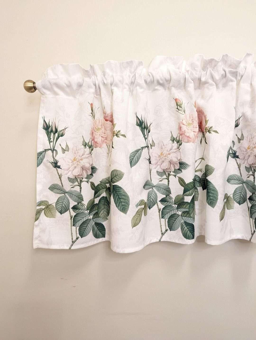 Gardinkappa Rosor Rosa-grönt på vit botten, tyget på nära håll