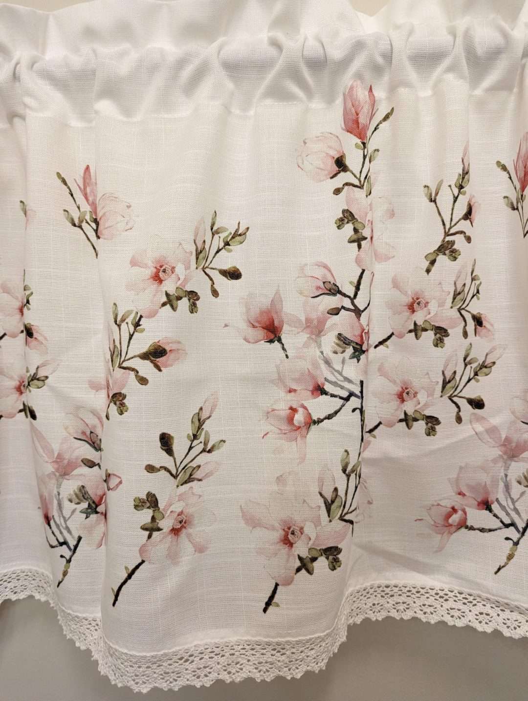 Gardinkappa Spetskantad Rosa-grönt på vit botten