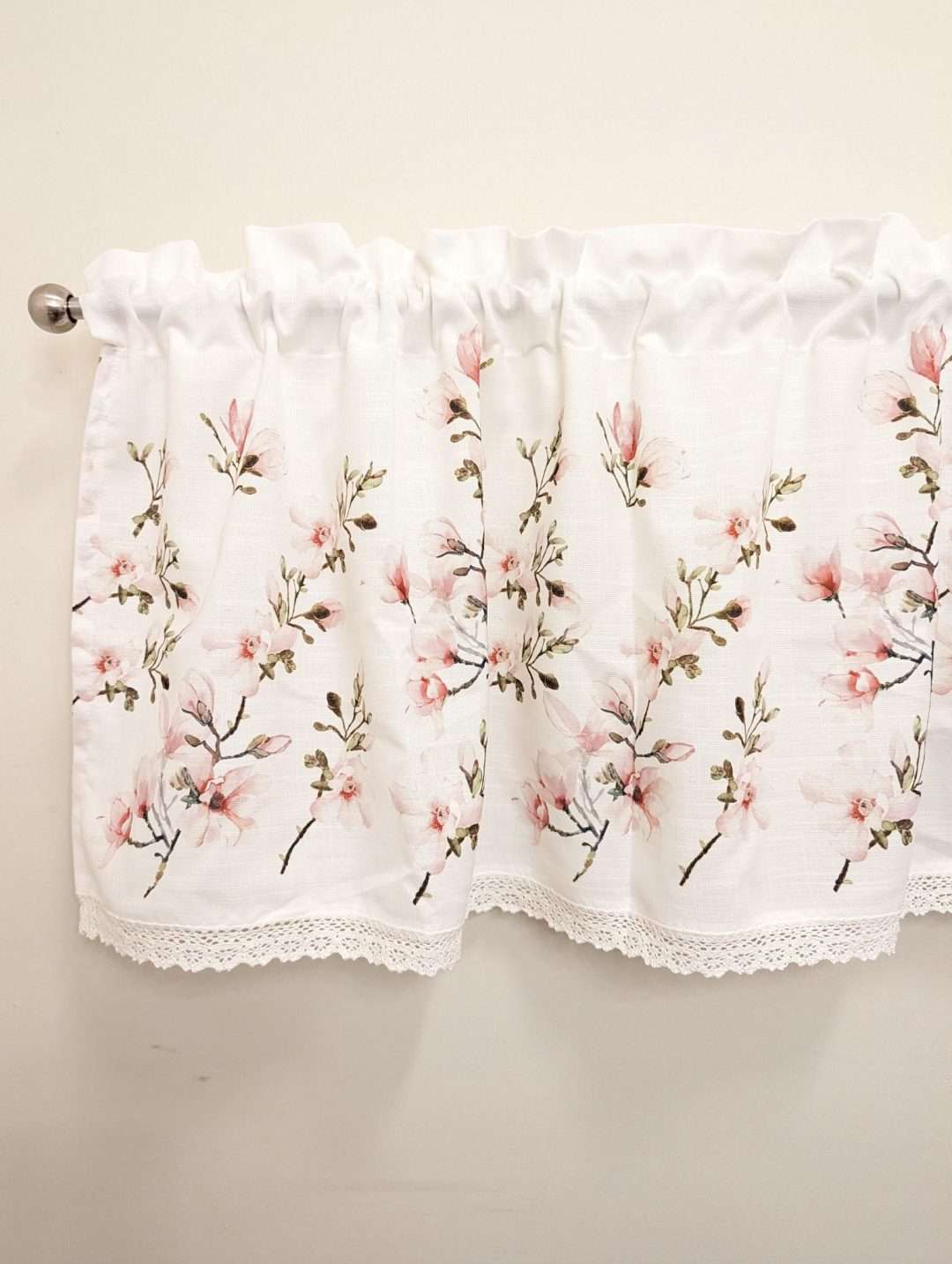 Gardinkappa Spetskantad Rosa-grönt på vit botten, tyget på nära håll