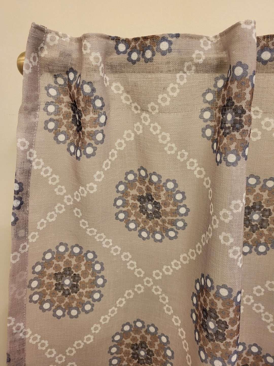 Gardinkappa Gisela blå/beige, tyget på nära håll