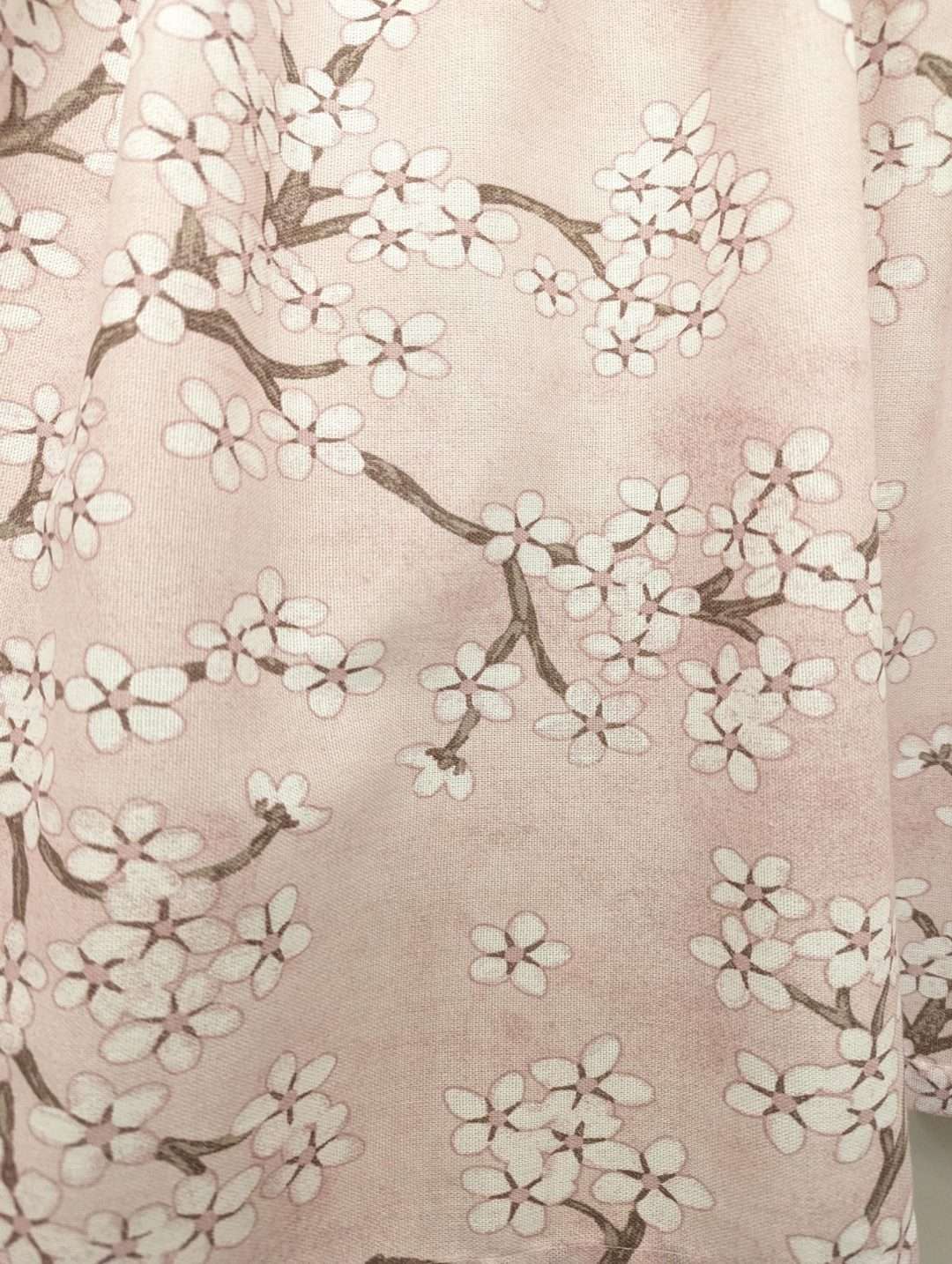 Gardinkappa Äppelblom Vitt-brunt på rosa botten