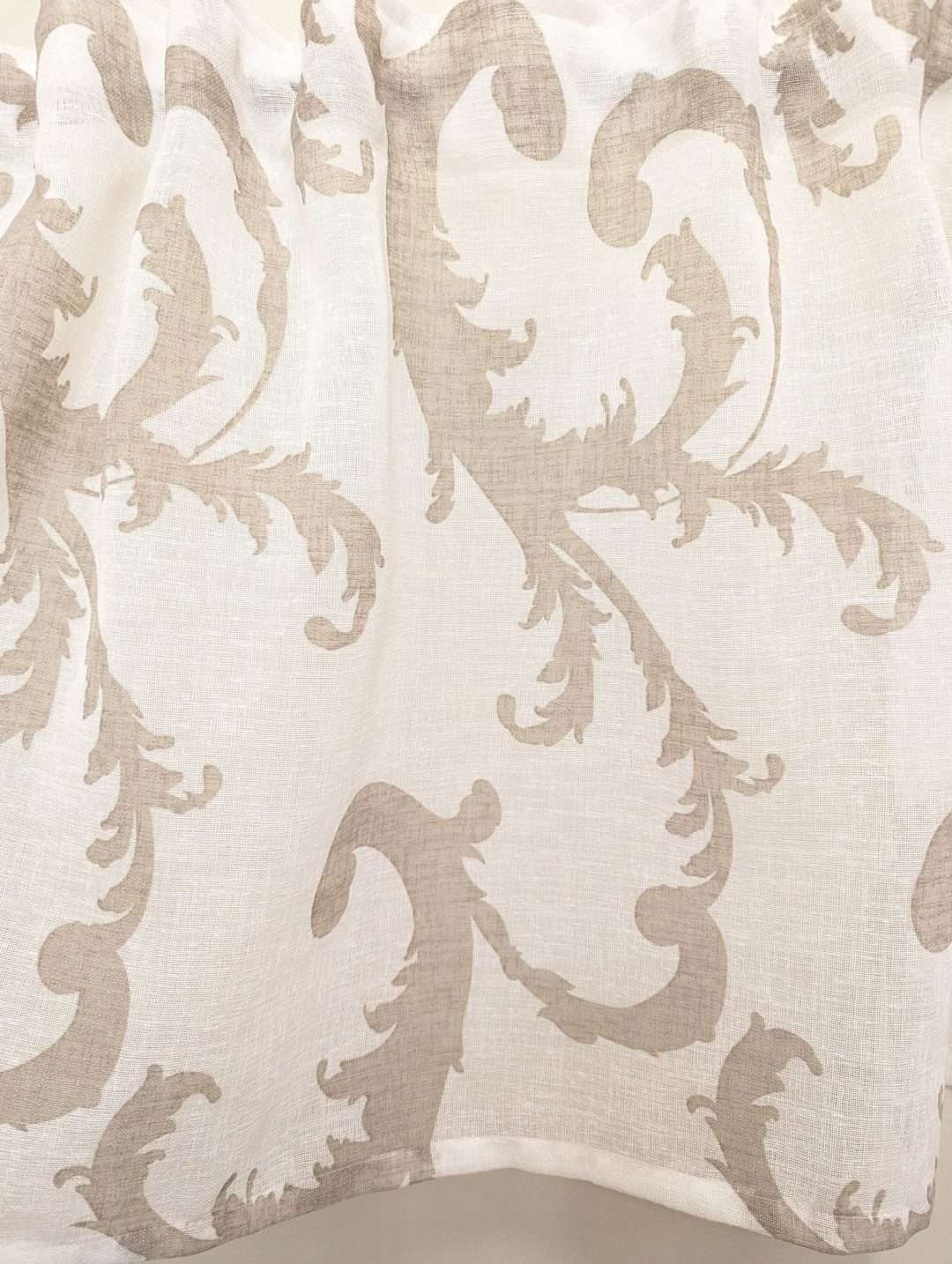 Gardinkappa Beige rankor på vit botten