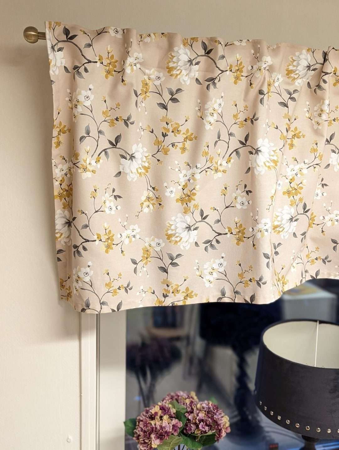 Gardinkappa Gul-vit-blom på beige botten, tyget på nära håll
