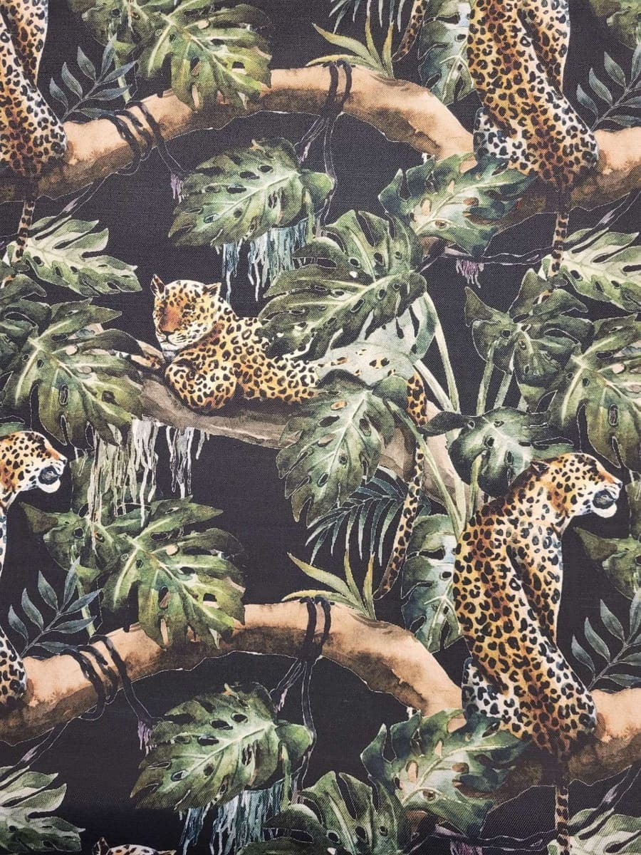 Tyg Monstera med leopard draperat över ett bord