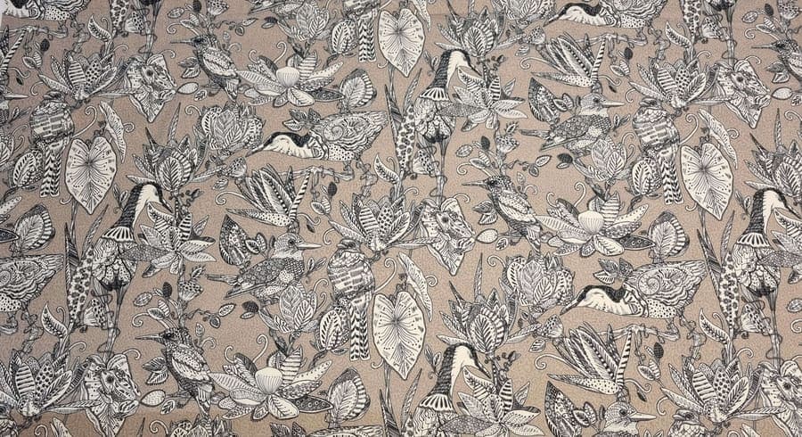 Tyg Bird Bonanza beige botten draperat över ett bord
