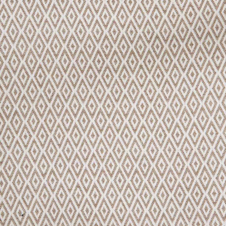Tyg Saga ljusbrun/vit draperat över ett bord